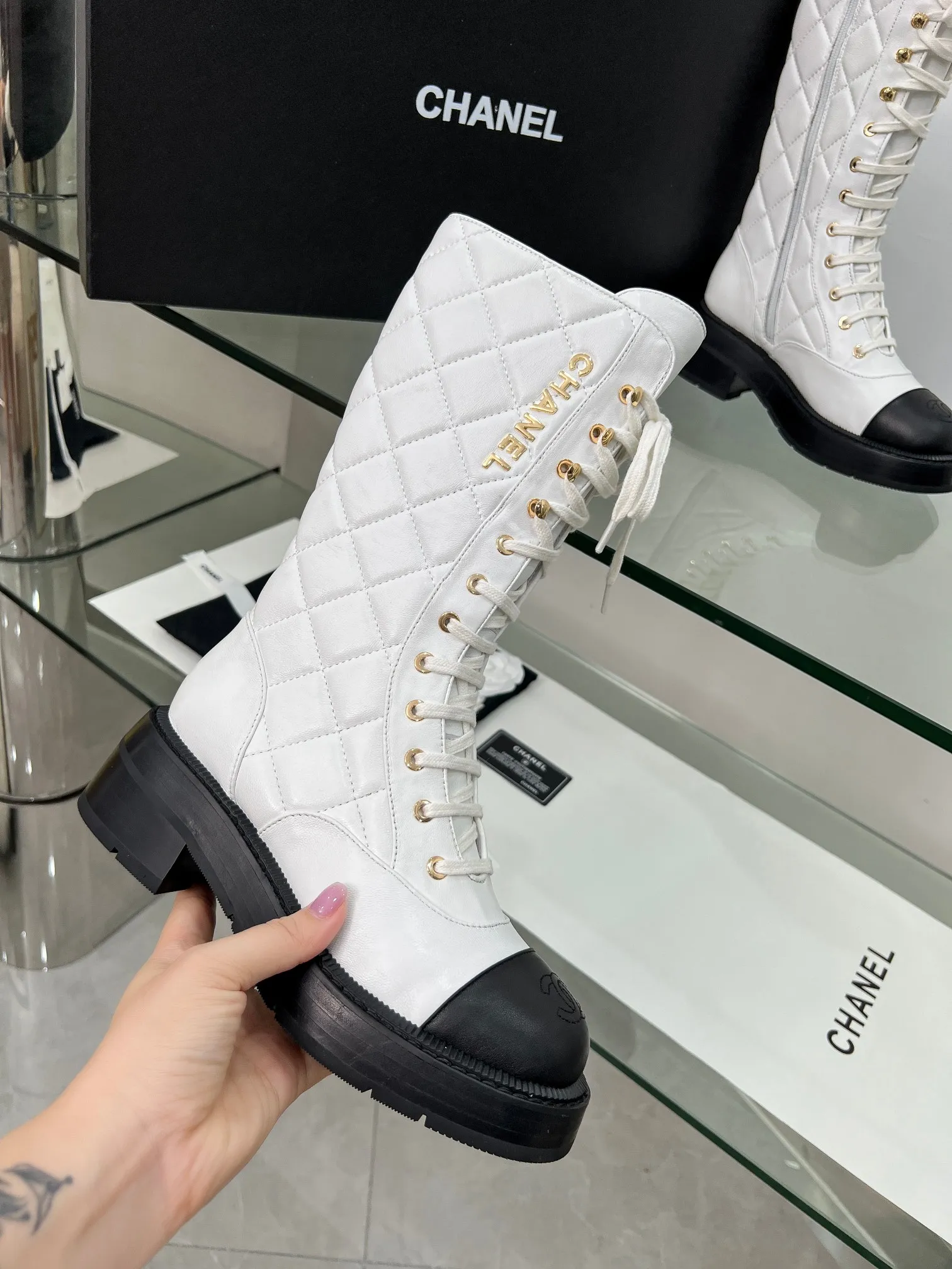 👟👟Ex-factory price 840👟👟 2025CHANEL I finally own this pair of Chanel diamond boots💫 Classic diamond pattern with black and white color, fashionable and high-end, and the thick sole is super stable for walking~ It instantly turns into a fashionable and cool cover when you put it on. Who knows the charm of Fragrant Grandma? When I was asked about the link while shopping, I was so happy🥳 Fabric: sheepskin, cow suede Lining: sheepskin Color: black white apricot Code number: 5-40 (41 customized)